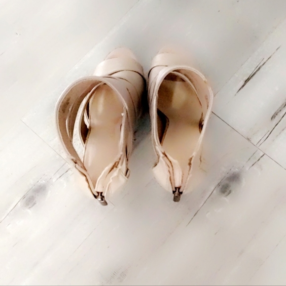 Le Chateau cream cut out sides leather heels size 8.5 - Picture 2 of 3